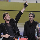 David Bisbal recogiendo el premio a mejor artista en directo./ LOS40