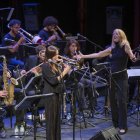 Maria Schneider, dirigiendo a la Big Band de Clasijazz el pasado domingo en el Maestro Padilla.