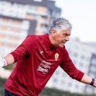 Santisteban llegó con Garitano y es el que pone a punto a los guardametas del equipo rojiblanco.