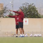 Gaizka Garitano hablando con el preparador físico del equipo, Julio Hernando.