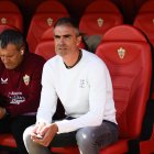 Gaizka Garitano en el banquillo del Estadio de los Juegos Mediterráneos el día del Almería-Las Palmas.