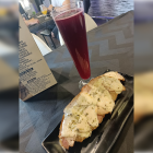 Tostada de ajoblanco, lomo de leña queso Provolone picante y vaso grande zumo de granada natural.