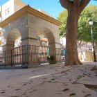 Plaza Cruz de Caravaca, entre el camino que lleva el mismo nombre y la calle Granada.