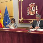 La ministra de Defensa en funciones, Margarita Robles, y el alcalde de Viator, Manuel Flores.