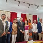 El alcalde de Antas, en el centro de la foto, con concejales.