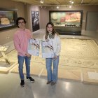 Sergio Fernández y Elena Gómez con el cartel anunciador de la programación.