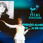 La actriz Nathalie Poza con el premio honorífico Almería, Tierra de Cine, este viernes noche en el Maestro Padilla.
