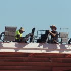 Los operarios trabajando en el techo del fondo norte para cambiar los focos fundidos.