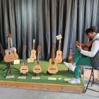El guitarrista Rafael Soto probó uno de los instrumentos de Ignacio Durán.