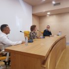 Mesa de debate entre Fernando Martínez, Mar de los Ríos y el moderador Manuel Villanueva