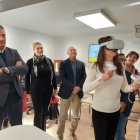 La delegada del Gobierno andaluz en Almería este miércoles con unas gafas de realidad virtual.