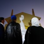 Javier A. García y María del Mar Vázquez junto a los padres de Zhour en el descubrimiento del monolito.