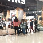 Grupo de personas accediendo a una tienda en el Centro Comercial Torrecárdenas.