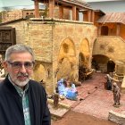 Antonio de Haro posa junto a su obra.