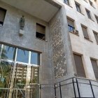 Puerta principal de la Audiencia Provincial de Almería.