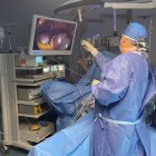 El doctor López Ordoño junto a su equipo observando el tumor en la cirugía hepática.