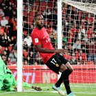 Larin lamentándose de una oportunidad para el conjunto bermellón.