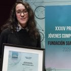 María del Pilar Miralles Castillo, con el título que certifica su primer premio.