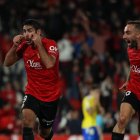Abdón Prats y Sergi Darder celebrando el gol del empate contra el Cádiz en Son Moix.