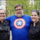 Inmaculada y su hija Minerva en una fotografía de archivo junto al periodista Alfredo Casas.