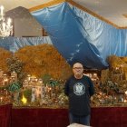 Juan Reche junto a su espectacular Belén articulado.