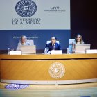 El rector, José Céspedes Lorente; la concejala de Educación de Roquetas, Lourdes García Garzón, y José F. Sáez jefe de Servicio de Gestión Económica.