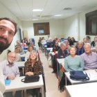 Víctor Bastante, profesor de derecho de la UAL junto a los alumnos de la Universidad de Mayores.