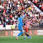Pozo en una jugada con Rui Costa, el portero del Betis.