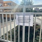 Cartel avisando del corte del tránsito peatonal en la pasarela