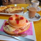 La tostada \'Baeza\' es un mollete tradicional de jamón braseado y queso con un donut encima.