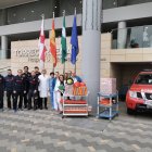 Bomberos de Almería a las puertas del Hospital Torrecárdenas.