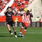 A Lopy parece que el balón le va a hacer daño.