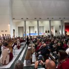 Coro de Voces Graves de Banduras de Ucrania y público en la Iglesia Santa Teresa de Jesús.