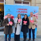 Aref Laarej, Esther Álvarez, Mª del Mar García Lorca y Juan de la Cruz Belmonte ante las puertas del Teatro Apolo. 