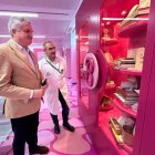 Juan de la Cruz Belmonte, delegado de Salud y Consumo, visitando la nueva sala de espera de urgencias decorada con la temática Barbie.