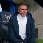 Patxi Ferreira y Gaizka Garitano en el banquillo del Olímpico de Montjuic.