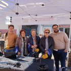 Fotografía de familia con invitadas al programa pertenecientes a la asociación de mujeres; el alcalde, Domingo Trabalón (primero por la derecha) 