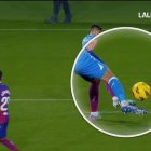 La foto de \'El Chiringuito de Jugones\' que muestra que el último en tocar la pelota fue Alejandro Balde.