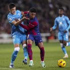 Disputa de balón entre César Montes y Alejandro Balde.