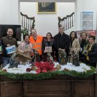 Fotografía de familia durante el acto de entrega de los alimentos.