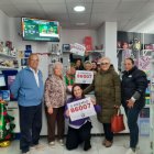 Rocío Gómez, vecinos y clientes del premio repartido con el 86007 del Sorteo Extraordinario de Navidad en Gádor.