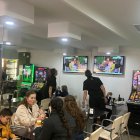 Los camareros del Parrilla no perdían detalle del sorteo.