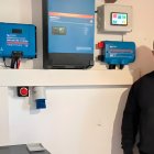 Alejandro en una de sus instalaciones de baterías.