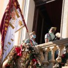Dos legionarios montan guardia frente al Pendón de Almería.