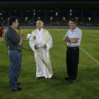 Juan Domínguez como maestro de ceremonia mientras se bendice el Mediterráneo.