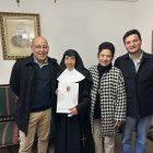 El alcalde y ediles con una de las hermanitas durante la entrega de la ayuda.