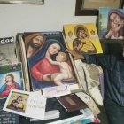 Miguel Juan Albesa Linares junto a sus obras.