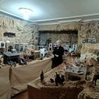 Lola Pérez en el salón de su casa, lugar donde ha desplegado este gran Belén  artesanal de tres alturas.