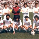 Castellanos en el Franco Navarro con el Valencia junto al capitán Saura.