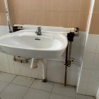 Imagen de uno de los lavabos del colegio, con elementos oxidados.